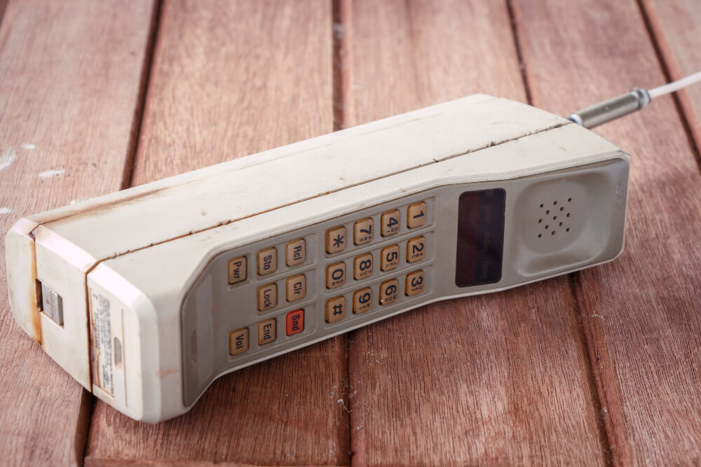 En gammal mobiltelefon. Även kallad "yauppienalle"
